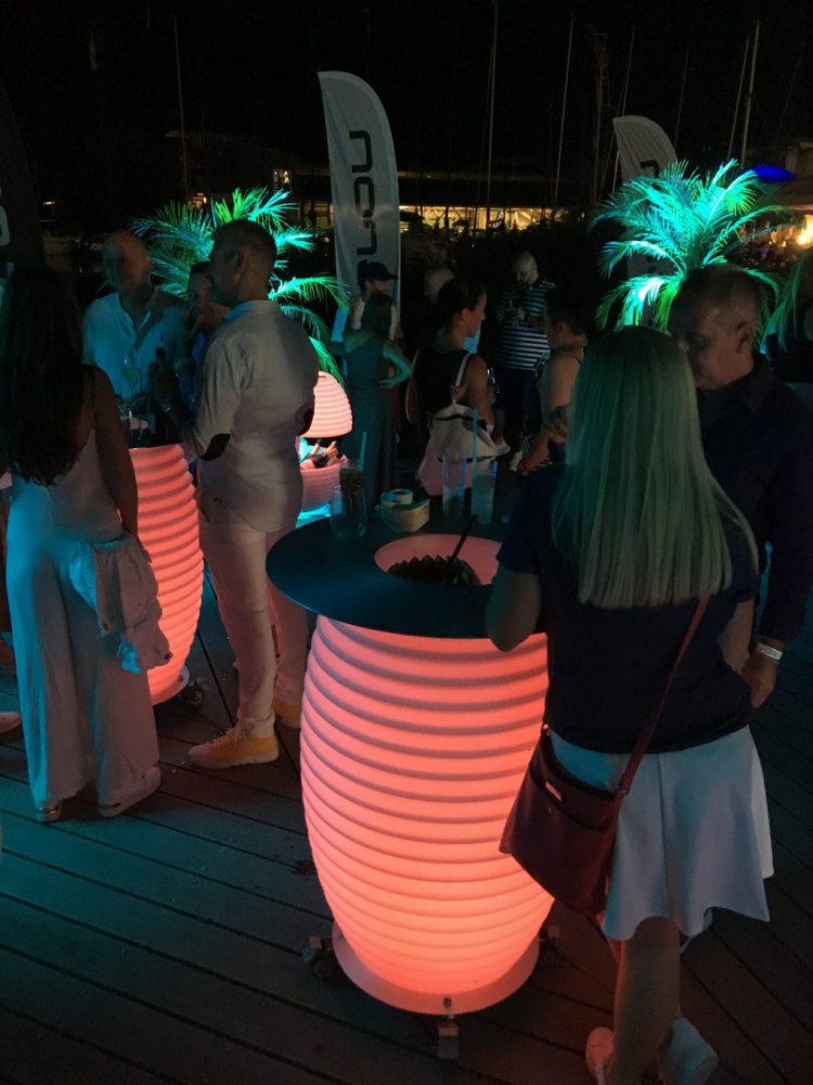 Nikki.Amsterdam The.Bar Table 1 nikkiamsterdam thebar table 8787