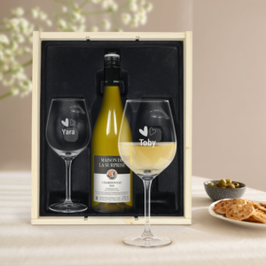 Wijnpakket met glas - Maison de la Surprise Chardonnay (Gegraveerde glazen)